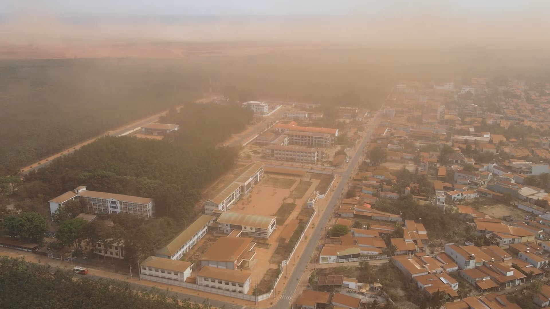Đã lắp máy lạnh cho trường học để ngăn bụi từ sân bay Long Thành -0