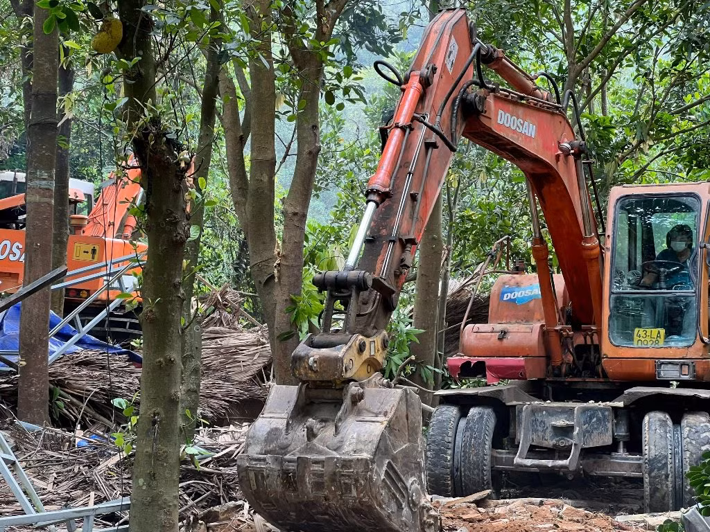 Đà Nẵng tháo dỡ 58 nhà hàng, quán nhậu xây dựng trái phép trên Sơn Trà -3