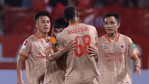 Công an Hà Nội đang vui thì V.League tạm dừng…