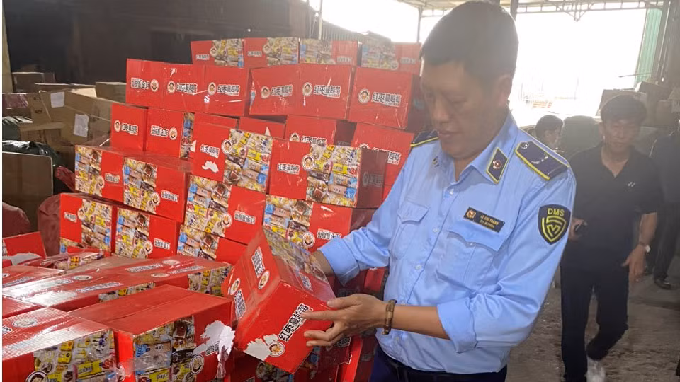 Tạm giữ 1.300 thùng bánh nội địa Trung Quốc nhập lậu bán trên mạng xã hội -0