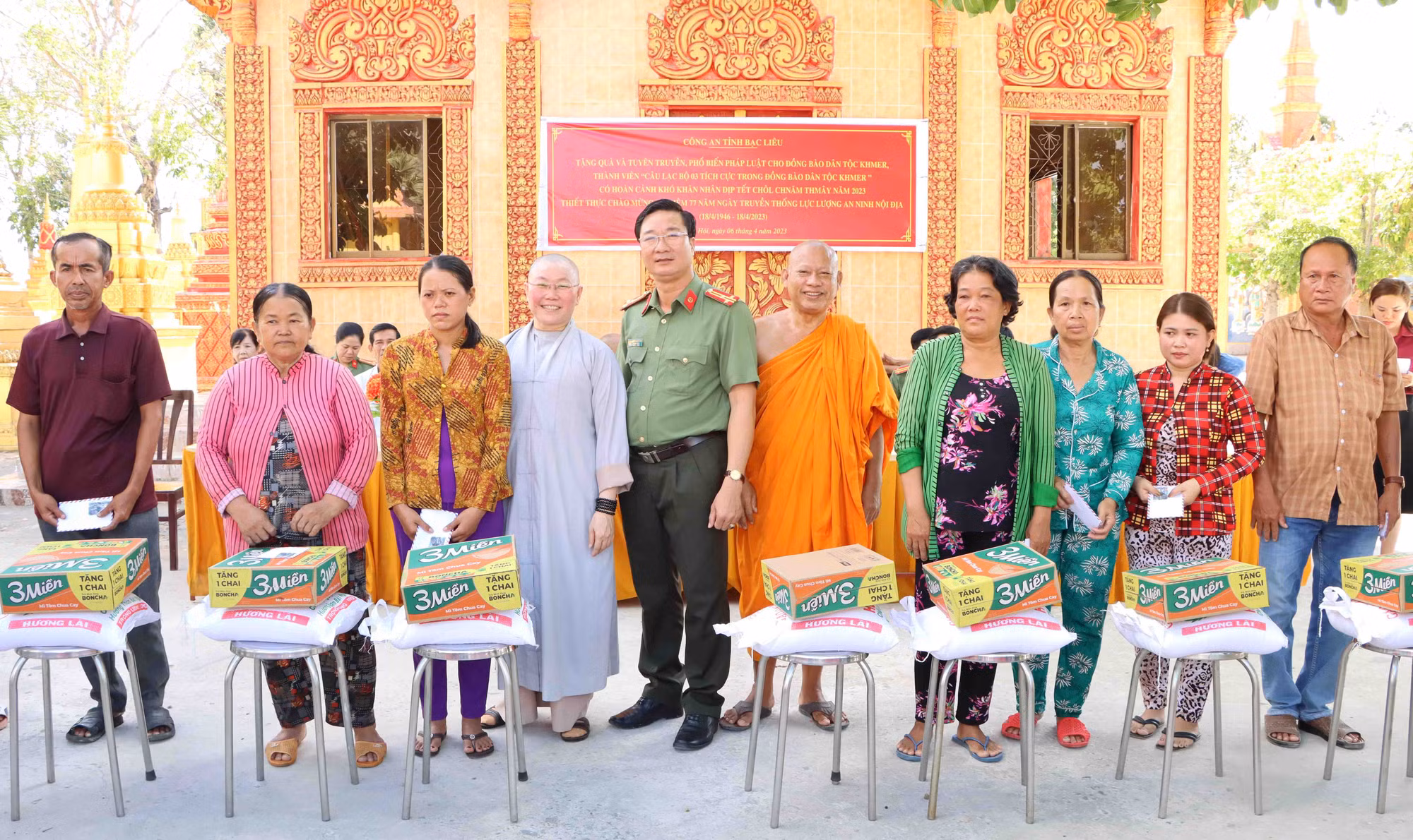 lực lượng an ninh nội địa luôn “gần đồng bào, bám phum sóc”, chủ động lắng nghe tâm tư, nguyện vọng của bà con để thực hiện hiệu quả công tác dân vận.jpg -0