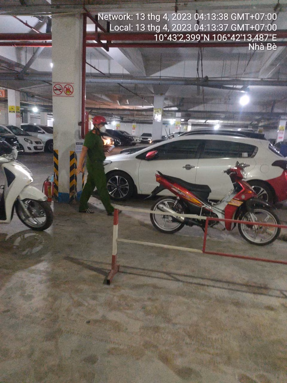 Cư dân bất an vì kẻ lạ mặt nhiều lần mang xăng vào đốt dưới sảnh -0