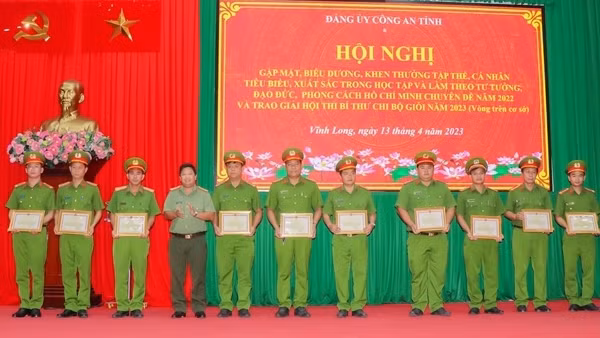 Khen thưởng tập thể, cá nhân học tập và làm theo tư tưởng, đạo đức, phong cách Hồ Chí Minh