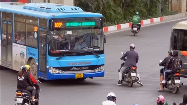 Cận cảnh những màn vượt đèn đỏ khiến giao thông&nbsp;Hà Nội trở nên lộn xộn