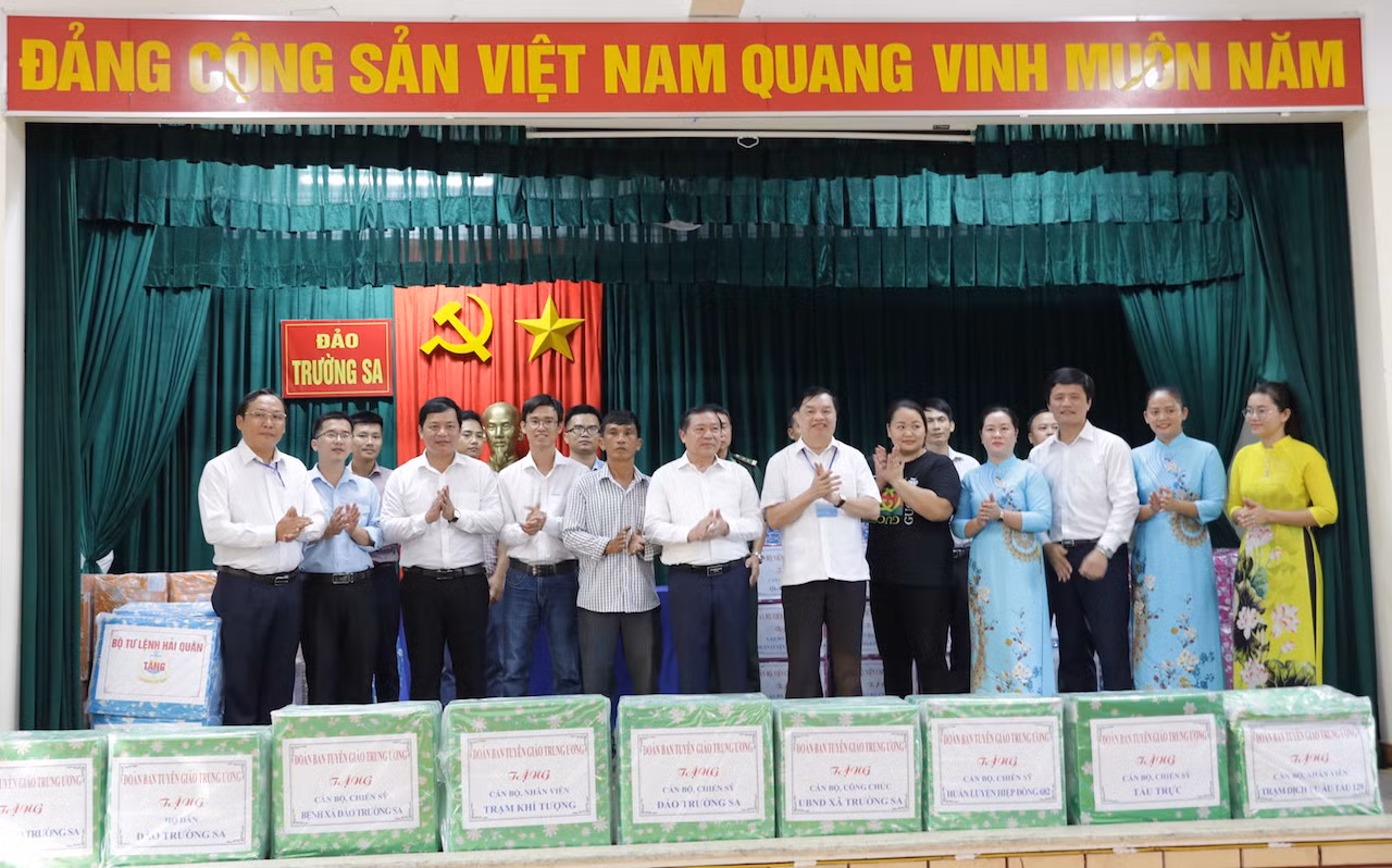 Hải trình ý nghĩa mang hơi ấm đất liền ra Trường Sa và nhà giàn DK1 -0