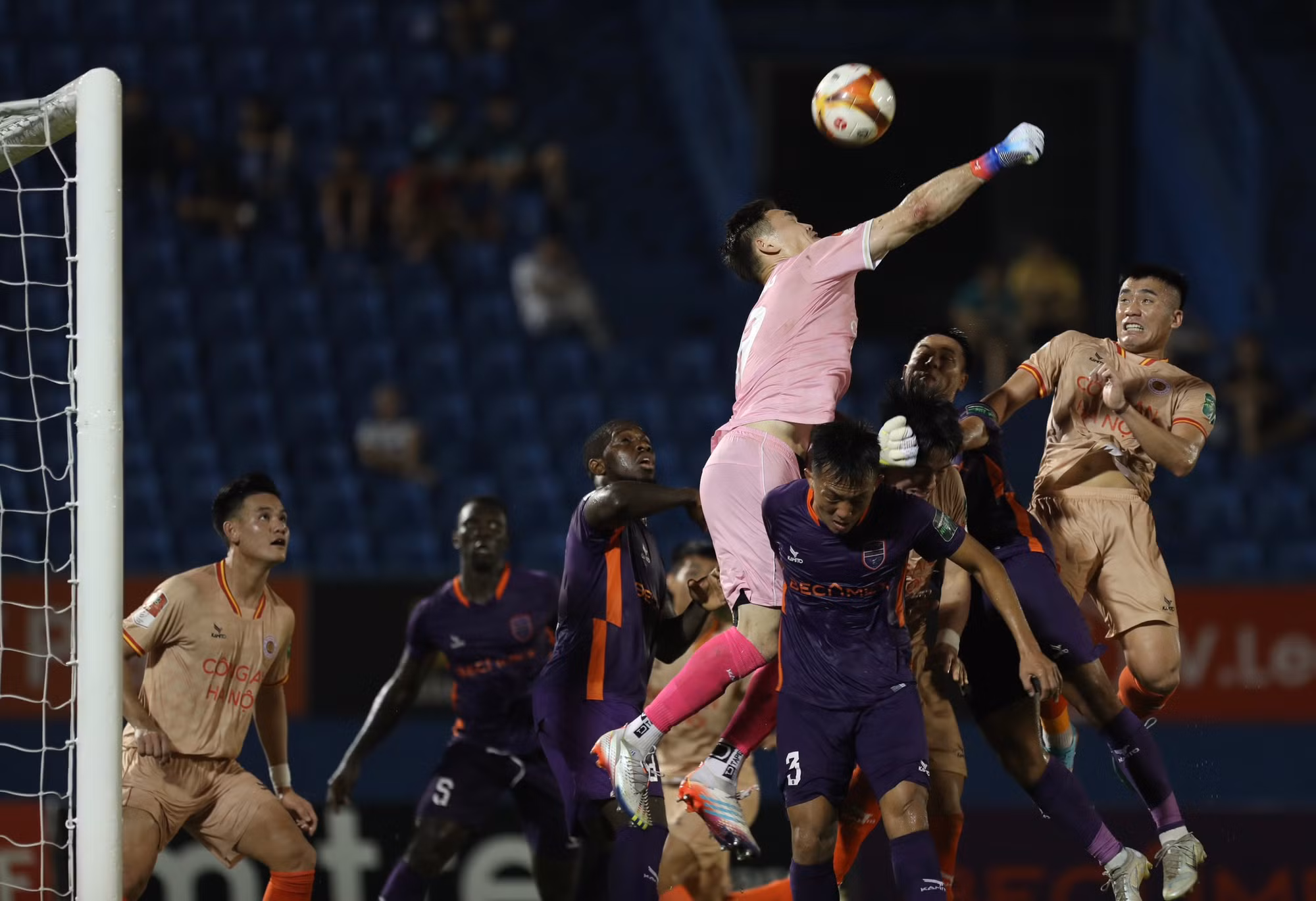 3 phút bùng nổ ghi 2 bàn, Công an Hà Nội có chiến thắng thứ 2 -0