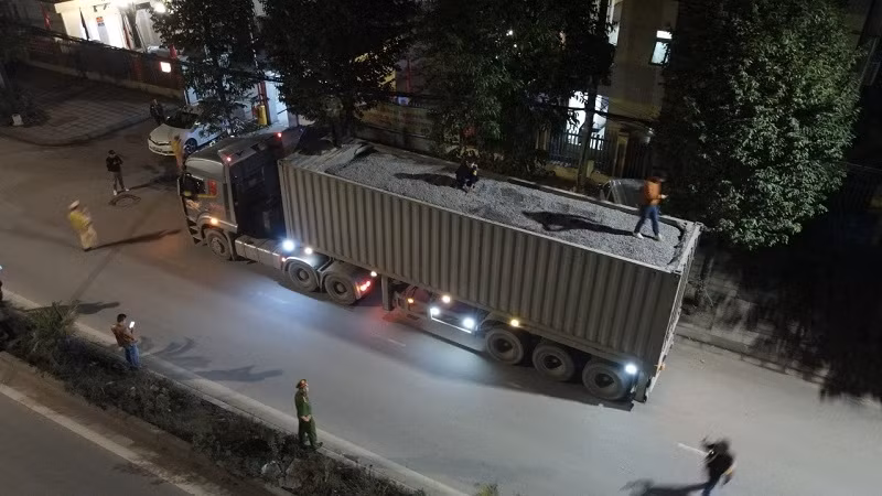 CSGT vây bắt nhiều xe đầu kéo “đột biến gen” quá tải khủng -0