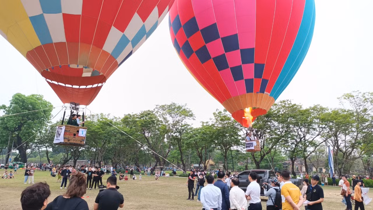 Du khách thích thú trải nghiệm bay khinh khí cầu ở xứ Huế -0