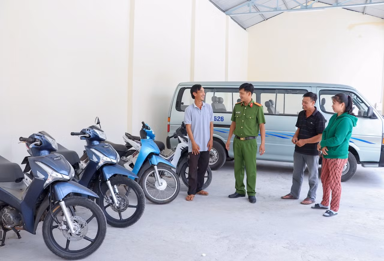 Công an trao trả nhiều xe máy cho người dân bị mất trộm -0