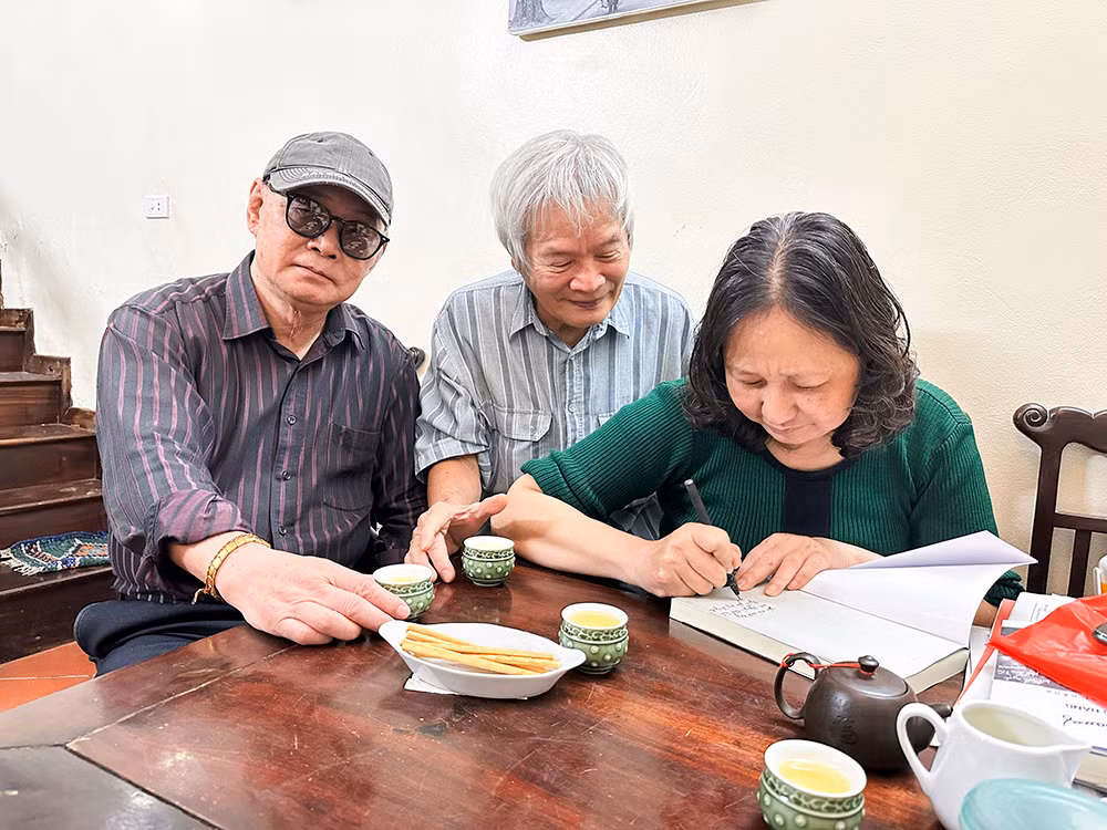 chị thuý viết tặng sách _chân trời gọi nắng_ của nhạc sĩ hồng đăng cho nhà văn ngô thảo, và nhiếp ảnh gia nguyễn đình toán.jpg -0