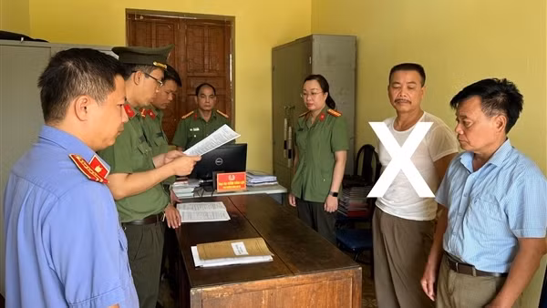 Khởi tố đối tượng tự ý thu tiền chuyển đổi cây trồng