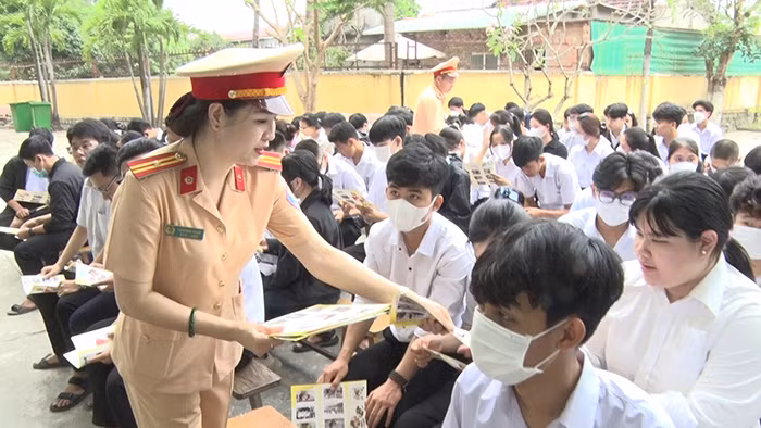 Tuyên truyền, phổ biến giáo dục pháp luật về trật tự an toàn giao thông tại cơ sở giáo dục -0