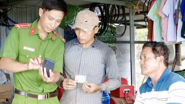Đi từng bến, đến từng tàu để kích hoạt định danh điện tử cho ngư dân