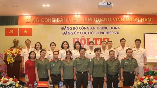 Tạo không khí thi đua mới trong các chi bộ thuộc Cục Hồ sơ nghiệp vụ