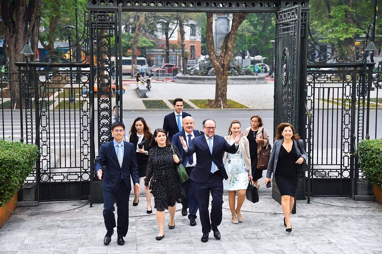 Bộ trưởng Ngoại giao Bùi Thanh Sơn đón, hội đàm với Bộ trưởng Ngoại giao Áo Alexander Schallenberg -5