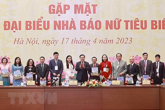Nhà báo nữ Việt Nam là “những bông lau bằng thép” -0