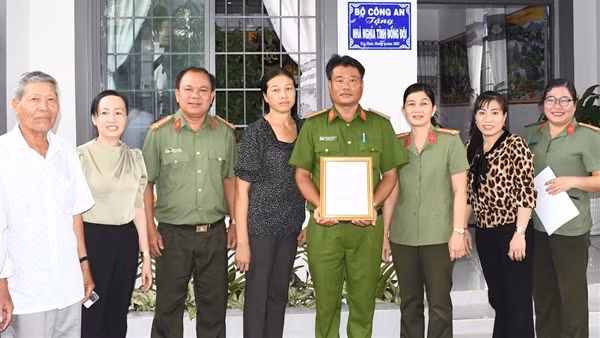 Công an tỉnh Trà Vinh trao nhà nghĩa tình đồng đội tặng Trưởng Công an xã