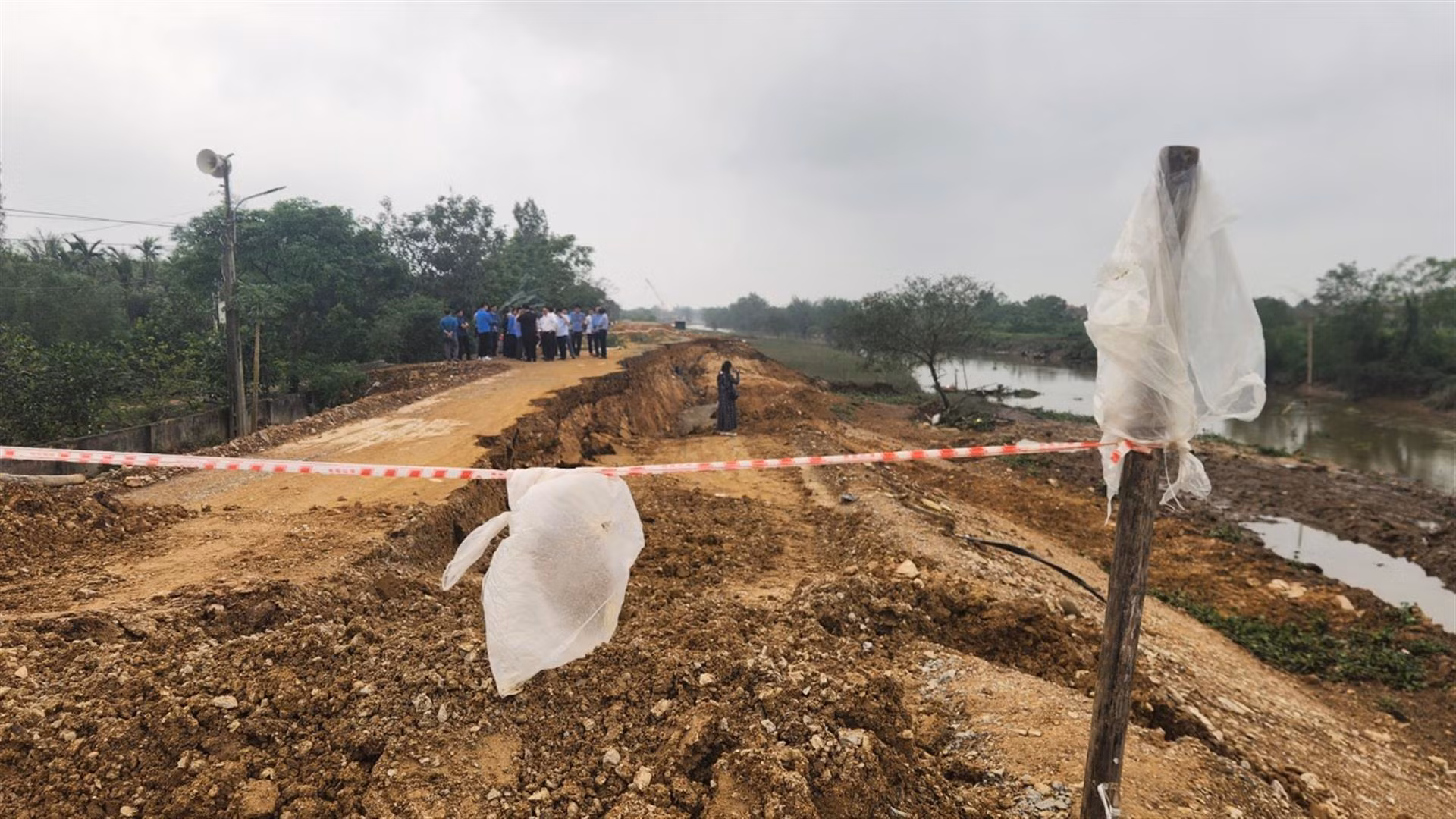 Đê tả sông Càn đang thi công thì sạt lở nghiêm trọng -0