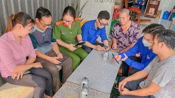Đến từng nhà hỗ trợ người dân cài đặt, kích hoạt tài khoản định danh điện tử