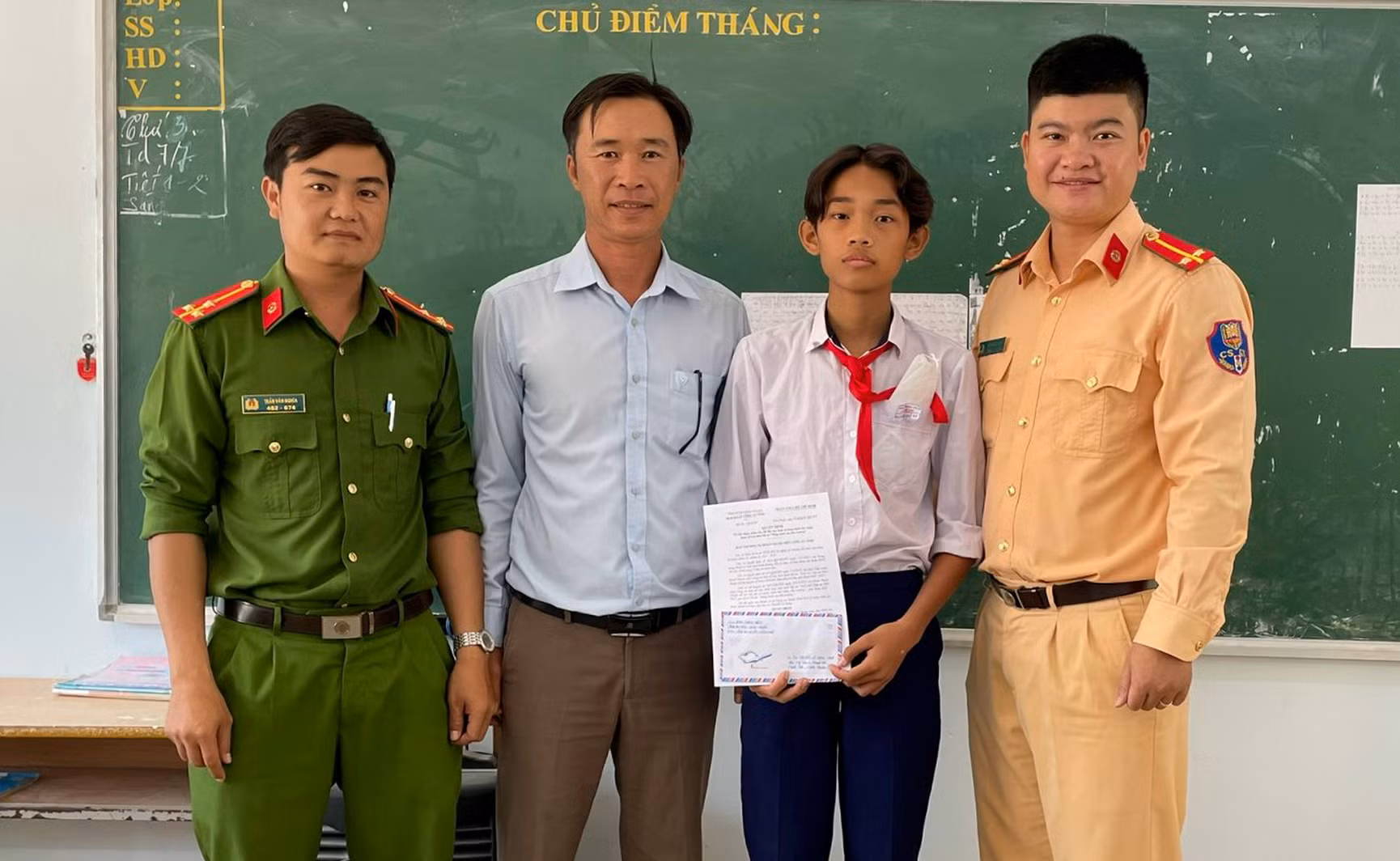 Dấu ấn đẹp của Công an huyện Ninh Hải với học sinh nghèo khó -0