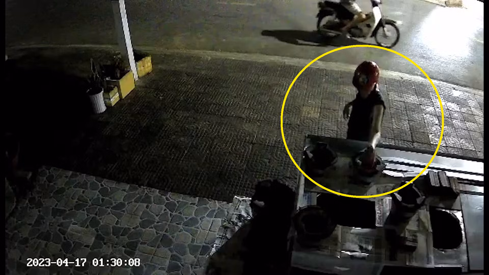 Nửa đêm, đôi nam nữ đi trộm lò than của quán ăn -0
