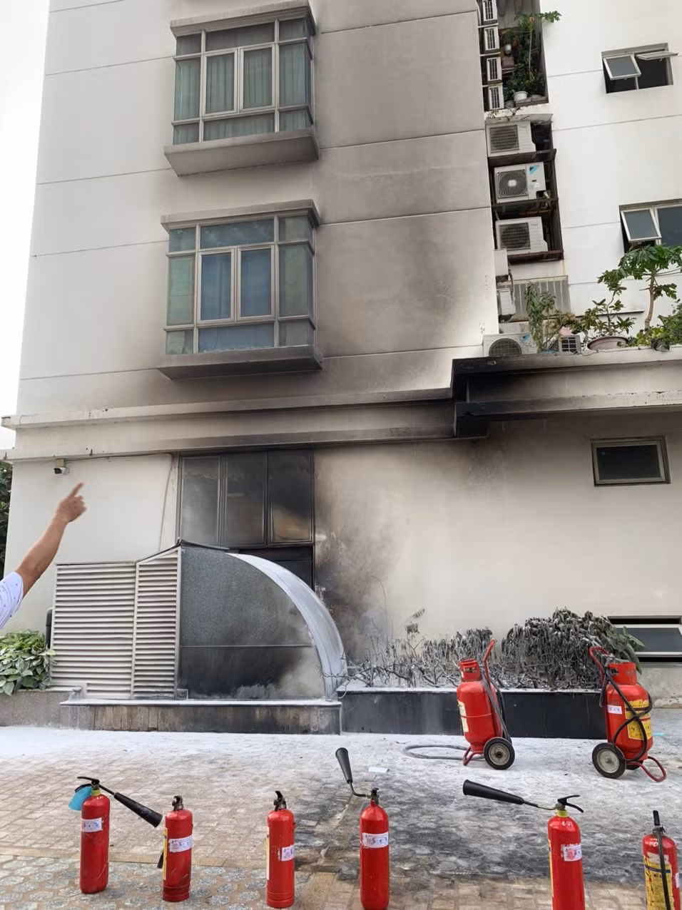 Cư dân bất an vì kẻ lạ mặt nhiều lần mang xăng vào đốt dưới sảnh -0