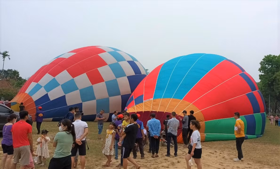 Du khách thích thú trải nghiệm bay khinh khí cầu ở xứ Huế -1