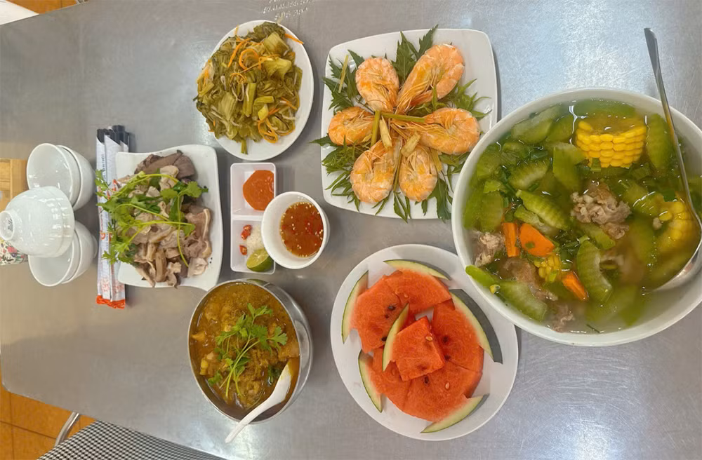 “Bữa cơm Công đoàn”&nbsp; ấm lòng giữa ca làm việc -0