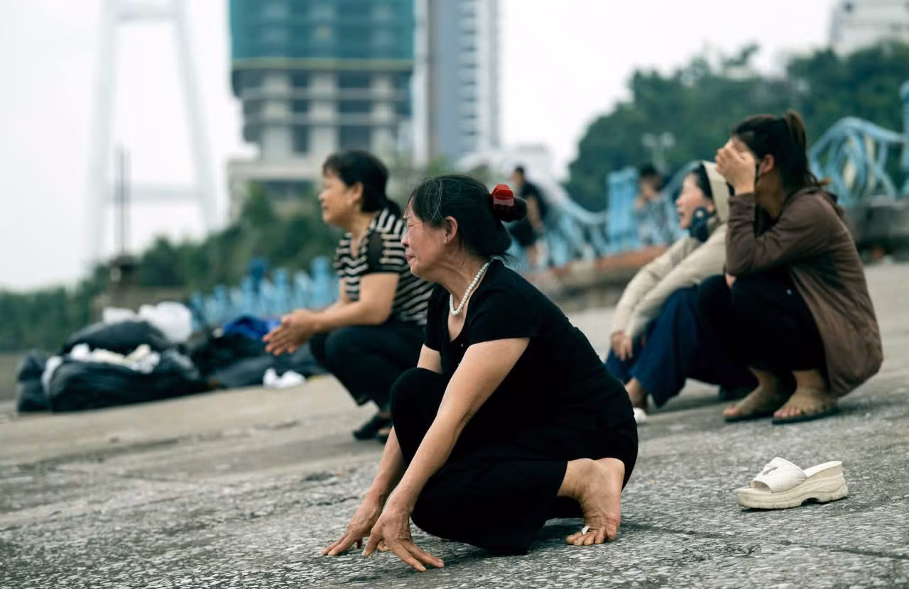 Thân nhân du khách chưa tìm thấy dầm mình trong đêm lạnh ngóng tin -2