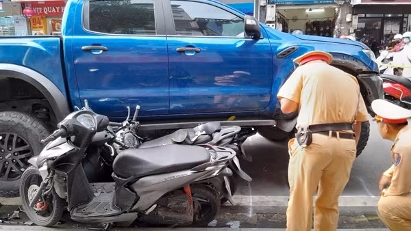 Bán tải tông liên hoàn trên phố Khâm Thiên, 3 xe máy nằm gầm