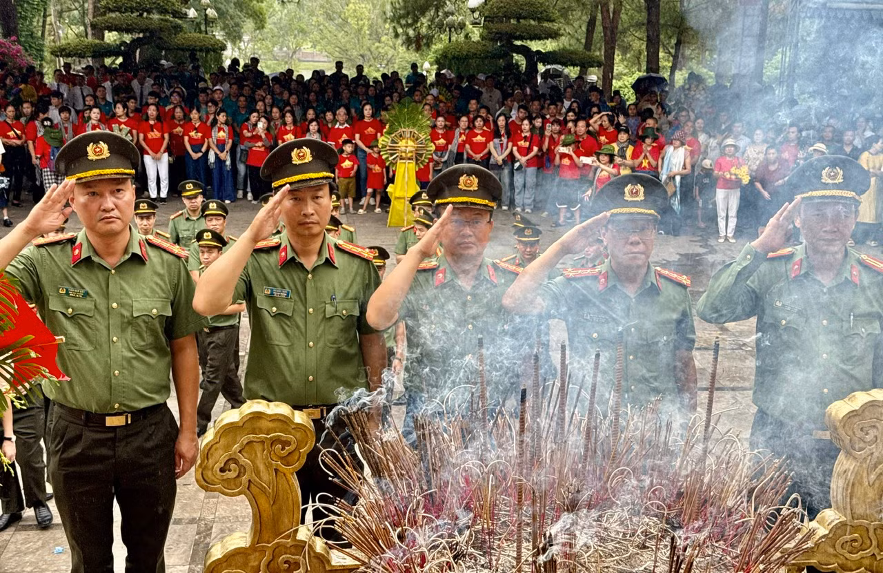 Đoàn Cục Trang bị và kho vận, Bộ Công an dâng hương, tri ân liệt sĩ tại Quảng Trị -0