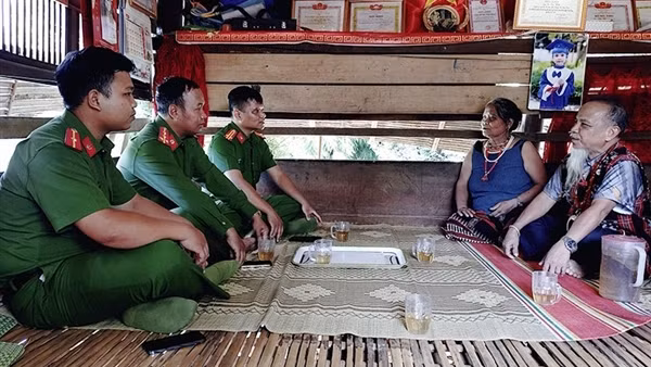 Già làng Cơ Tu chung tay gìn giữ an ninh, trật tự cơ sở