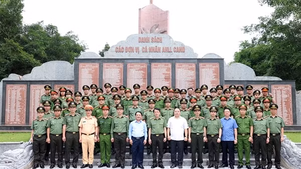 Đoàn đại biểu Đảng ủy Công an Trung ương, Bộ Công an dâng hương tại Khu di tích lịch sử CAND