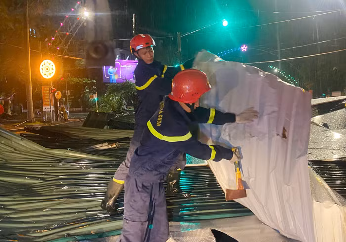 Giông lốc trong đêm khiến 2 ô tô con hư hỏng nghiêm trọng -0