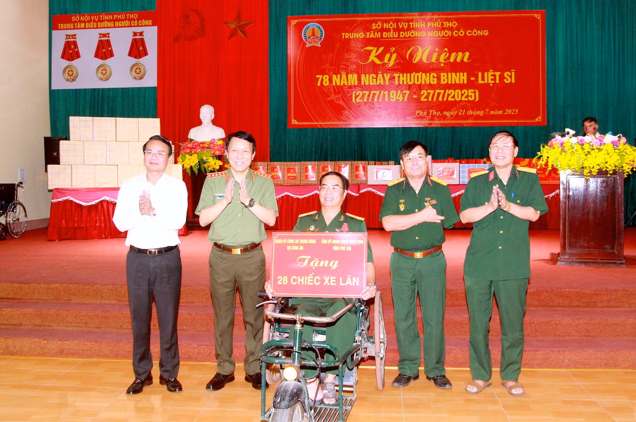 Bộ trưởng Lương Tam Quang thăm, tặng quà Trung tâm điều dưỡng người có công tỉnh Phú Thọ -0