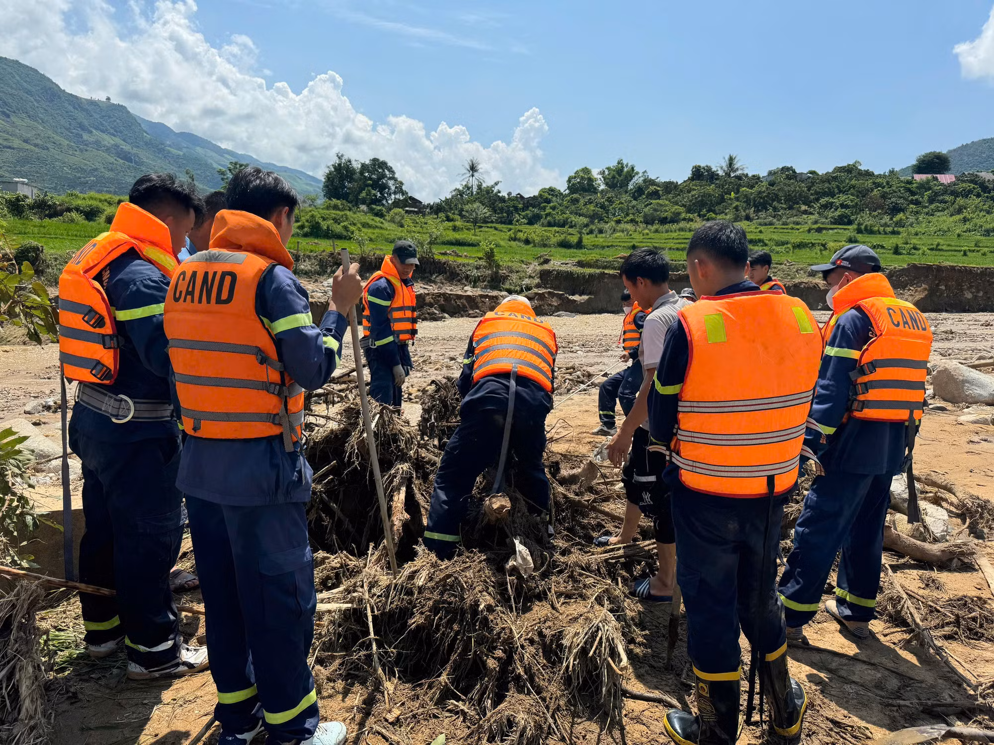 Sắc áo xanh – điểm tựa của đồng bào vùng lũ tại Sơn La -5