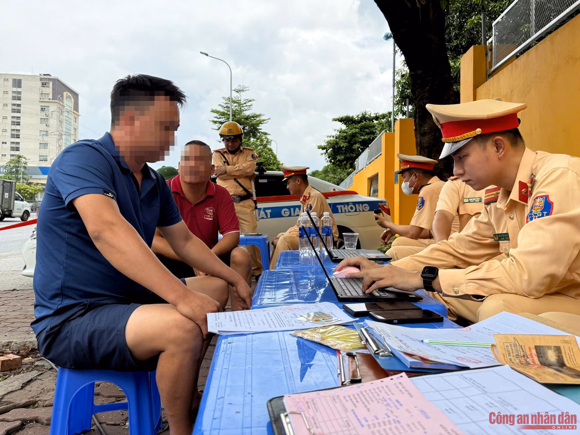 CSGT Hà Nội kiểm soát phương tiện kinh doanh vận tải, xử phạt nhiều tài xế dùng điện thoại khi đang lái xe -7