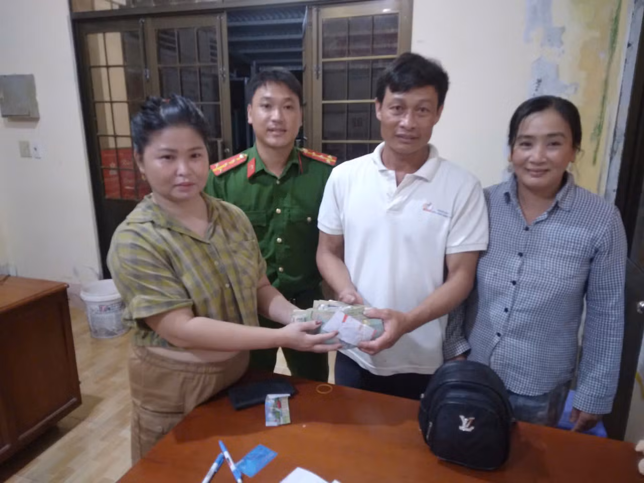 Hai vợ chồng nhặt được 150 triệu nhờ Công an xã tìm trả lại người đánh rơi -0