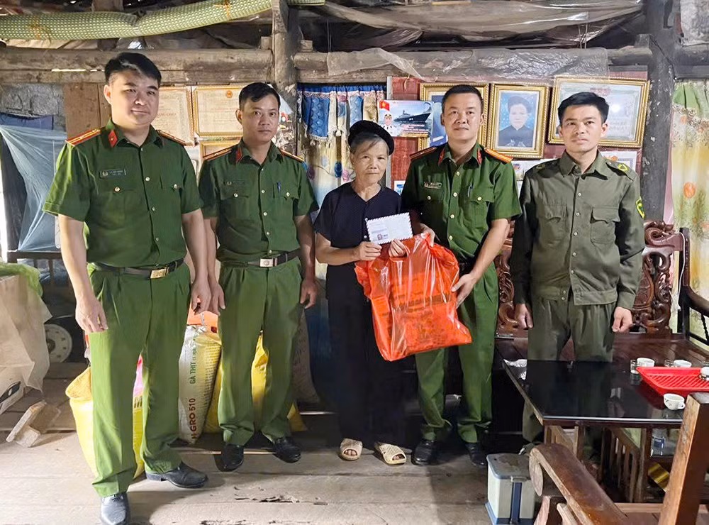 Tặng quà thương, bệnh binh tại Trung tâm Điều dưỡng thương binh Thuận Thành -0