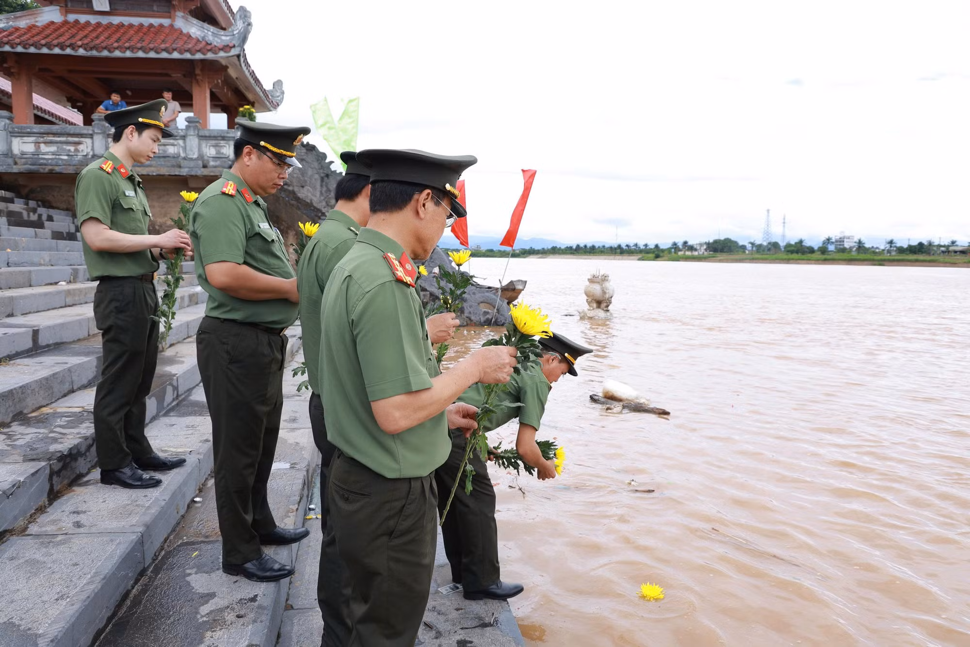 Đoàn Cục Trang bị và kho vận, Bộ Công an dâng hương, tri ân liệt sĩ tại Quảng Trị -0