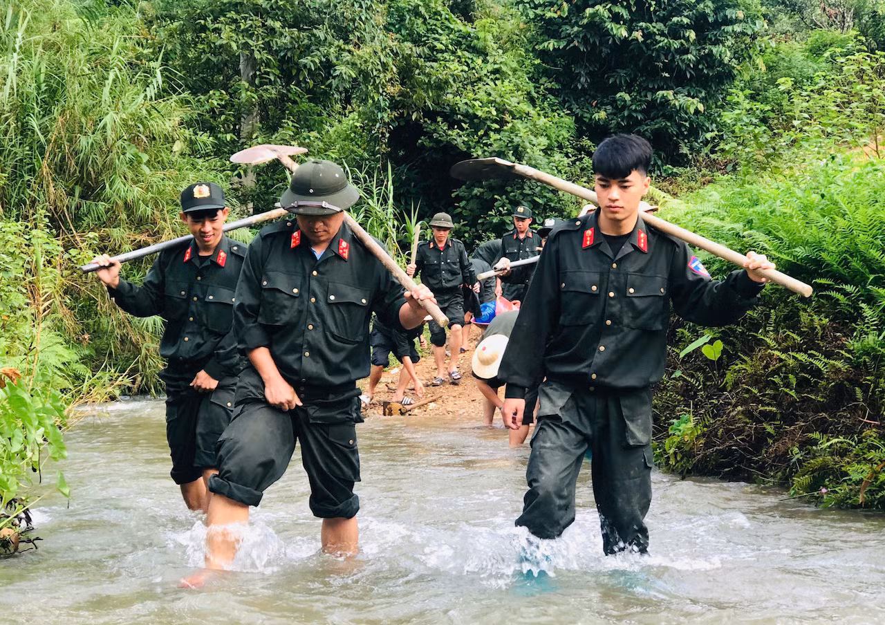 Cảnh sát cơ động vượt suối, băng rừng giúp đồng bào Thái Nguyên xoá nhà tạm -1