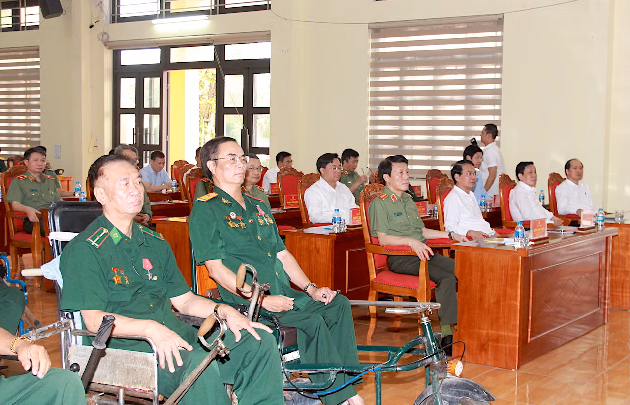 Bộ trưởng Lương Tam Quang thăm, tặng quà Trung tâm điều dưỡng người có công tỉnh Phú Thọ -0