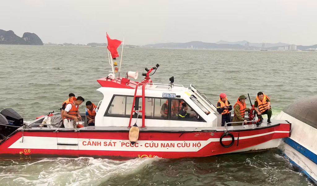 Những người hùng thầm lặng trên vịnh Hạ Long -0