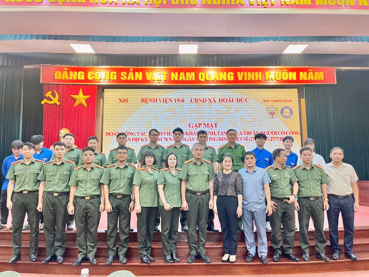 Cục Tổ chức cán bộ phối hợp Bệnh viện 19-8 thăm, tặng quà, khám bệnh miễn phí cho người có công -0