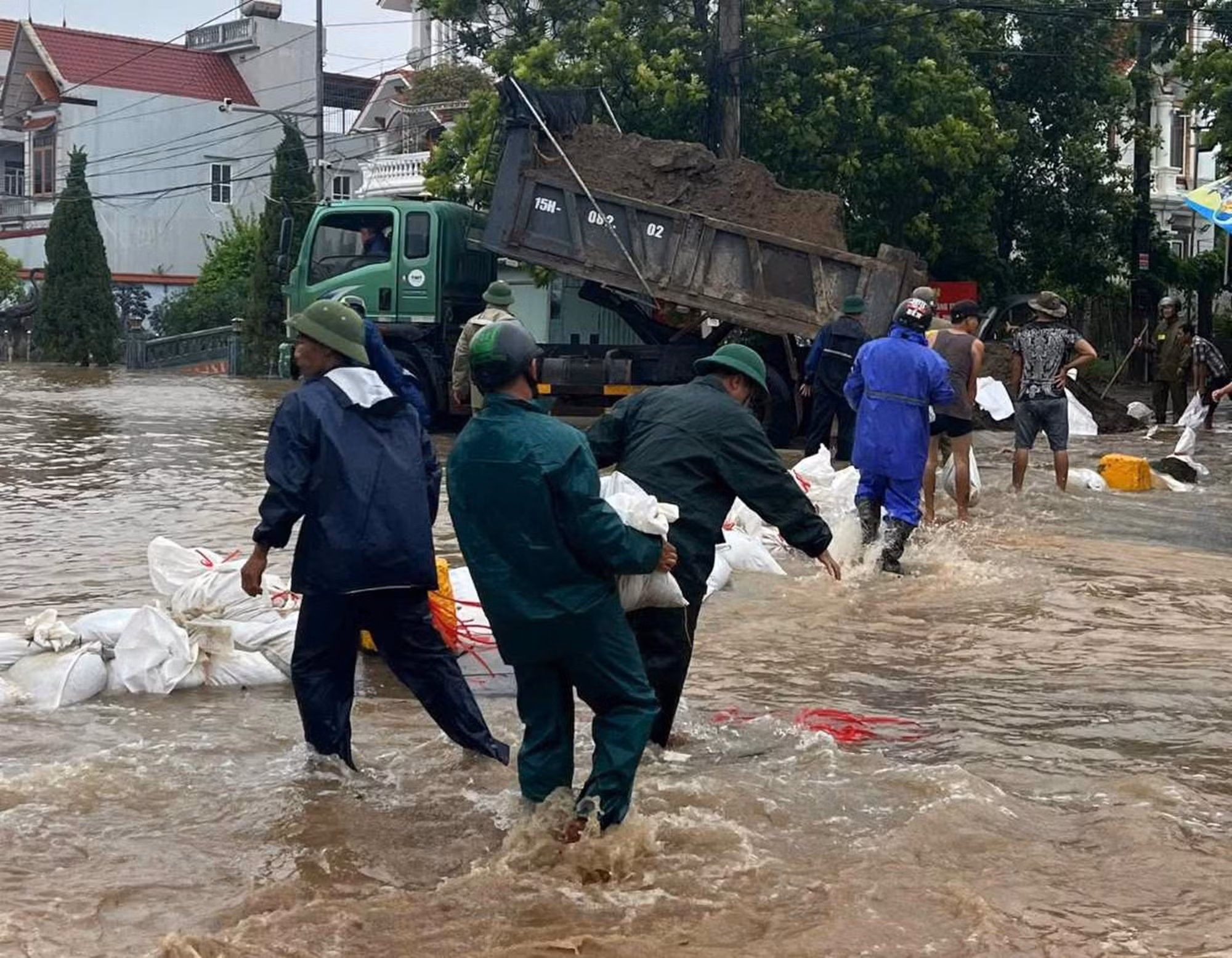 Khẩn trương khắc phục hậu quả vỡ đê ở Hải Phòng -0
