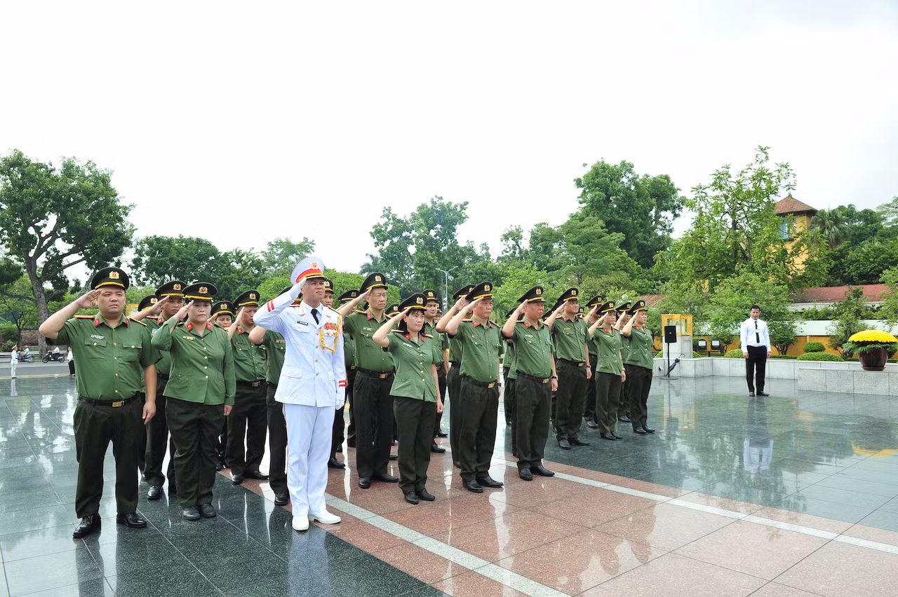 Công an cửa khẩu Cảng hàng không quốc tế Nội dâng hương tại Tượng đài Liệt sĩ Bắc Sơn -2