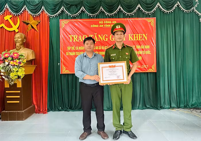 Khen thưởng tập thể, cá nhân có thành tích đột xuất trong bắt giữ nhóm đối tượng cướp tài sản -0