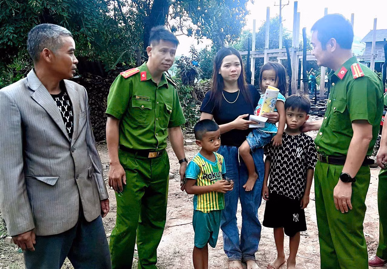 Ngọn lửa thiêu rụi 2 nhà dân trong đêm -0