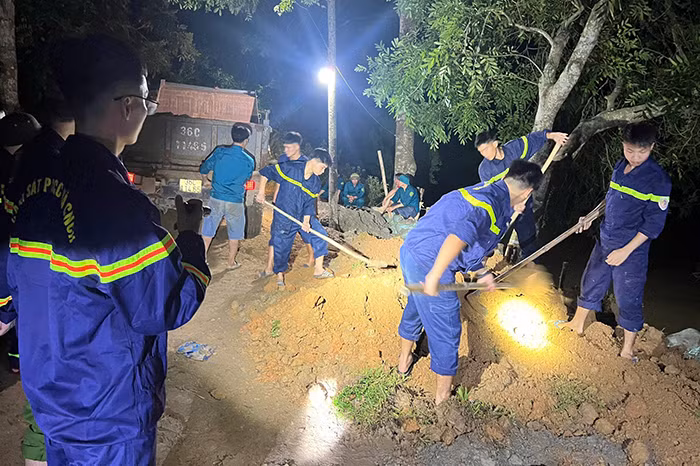 Cảnh sát PCCC và CNCH căng mình trong đêm gia cố đê tại xã Triệu Sơn -1