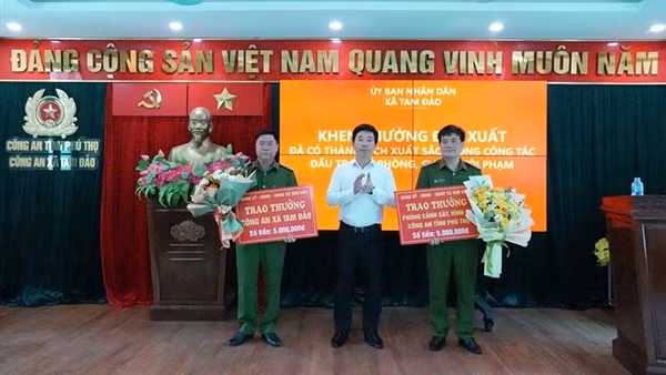 Khen thưởng Công an xã Tam Đảo và Phòng Cảnh sát hình sự&nbsp;Công an tỉnh Phú Thọ